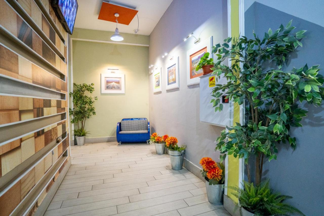 Cozy Little Apartment In Studentski Grad Sofia Esterno foto